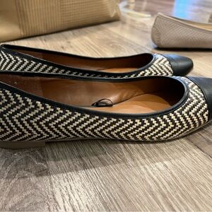 Banana Republic black and beige leather flats